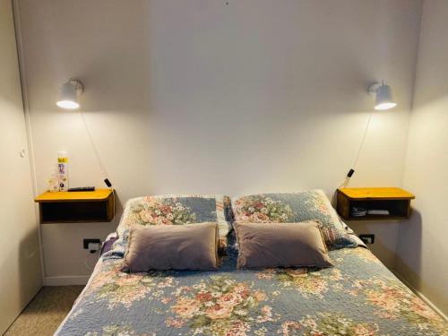 - une chambre avec un lit et deux oreillers dans l'établissement Departamento vista al mar, à El Tabo