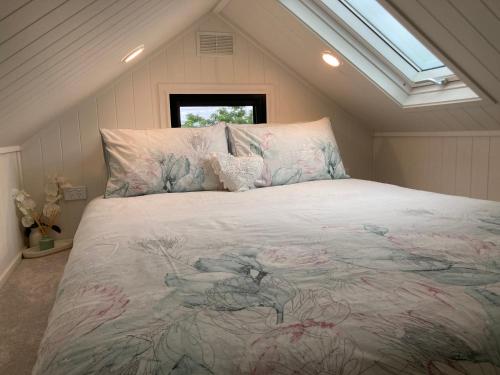 ein Schlafzimmer mit einem Bett im Dachgeschoss in der Unterkunft Tiny Home … BIG Views in Kurrajong