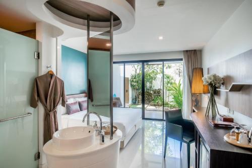 Bathroom sa The Pago Design Hotel Phuket-SHA Plus