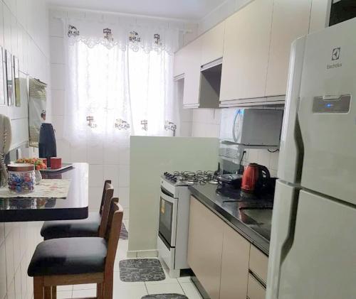 Η κουζίνα ή μικρή κουζίνα στο Apartamento TOP CLIMATIZADO em CRICIÚMA-SC - ótimo CUSTO-BENEFÍCIO - Cozinha completa - Cama Box - WiFI - Smart TV - Apps YouTube - NetFlix - Prime Vídeo - Garagem coberta - Portaria Digital 24h - Lugar sossegado e arborizado - Acomoda até 5 pessoas