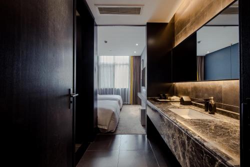A bathroom at HE DESIGNER HOTEL Xi'an Drum Tower & YONGNING Gate Branch