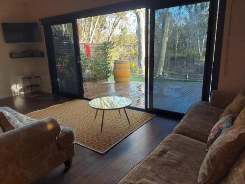 Zona de estar de Adelphi Apartment 6 Riverview 2 BDRM, 1BDRM or 6A King Studio Riverview both with balconies