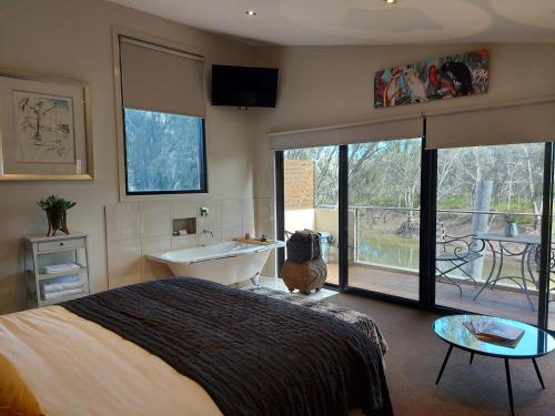 Gallery image of Adelphi Apartment 6 Riverview 2 BDRM or 6A King Studio Riverview both with balconies in Echuca