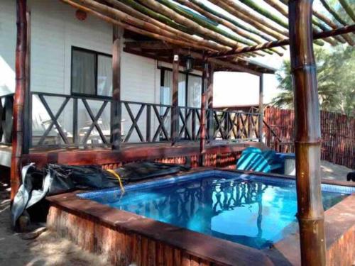 uma piscina em cima de uma casa em Aldea Suncunu playa y alberca privada en Tuxpan em Tuxpan de Rodríguez Cano