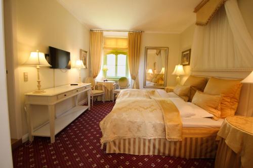 Postel nebo postele na pokoji v ubytování Kokkedal Slotshotel