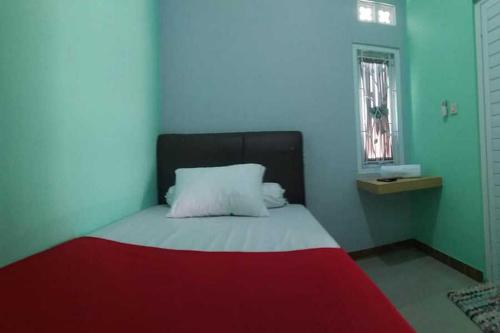 Katil atau katil-katil dalam bilik di Griya Zukarnaen Syariah near Universitas Mercubuana Yogyakarta RedPartner