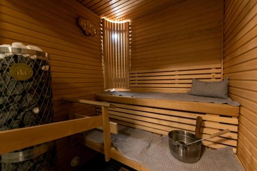 a sauna with a bucket in a wooden room at Ruka Saukonmaja A in Ruka