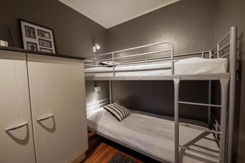 a bedroom with two bunk beds in a room at Ruka Saukonmaja A in Ruka
