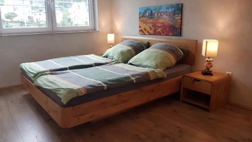 Un pat sau paturi într-o cameră la Ferienwohnung Lindner