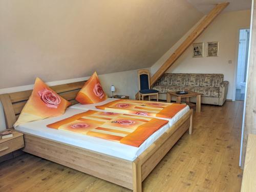 - une chambre avec un grand lit et un canapé dans l'établissement Gaestehaus Gaes, à Trittenheim