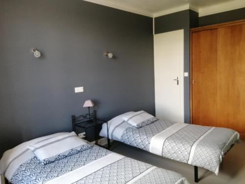 two beds sitting next to each other in a bedroom at Hotel du Grand Monarque in Varennes-en-Argonne