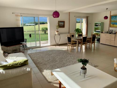 Grande maison vue sur lac à Pelleautier très calme