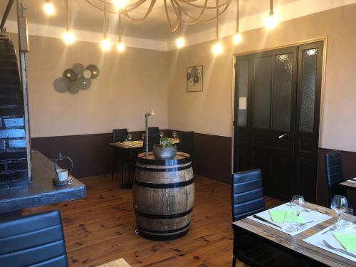 Varennes-en-ArgonneにあるHotel du Grand Monarqueの部屋の中の樽付きレストラン