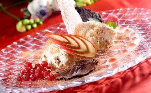 a glass plate with some desserts on a table at RETTER Bio-Natur-Resort in Pöllauberg