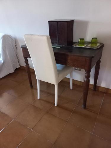 a white chair sitting at a wooden desk at B&B A due passi dal Castello in Vignanello