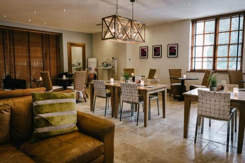 Χώρος καθιστικού στο Rowton Hall Hotel and Spa