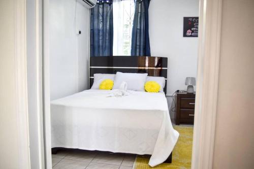 Katil atau katil-katil dalam bilik di Green Castle Apartment#3 in City of Roseau