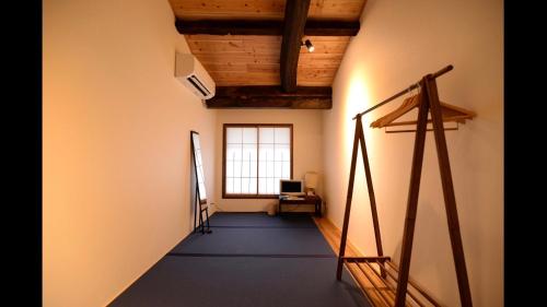 an empty room with a staircase and a window at Mihokan in Mihonosekichō