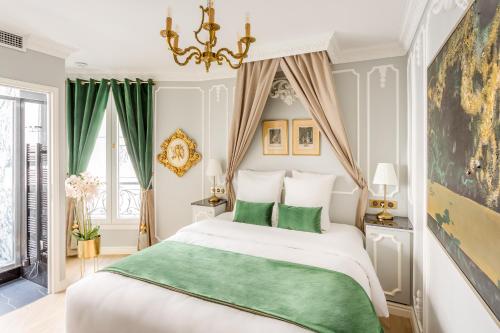 - une chambre avec un grand lit blanc et des oreillers verts dans l'établissement Luxury 2 Bedroom 2,5 Bathroom Apartment - Champs Elysees, à Paris