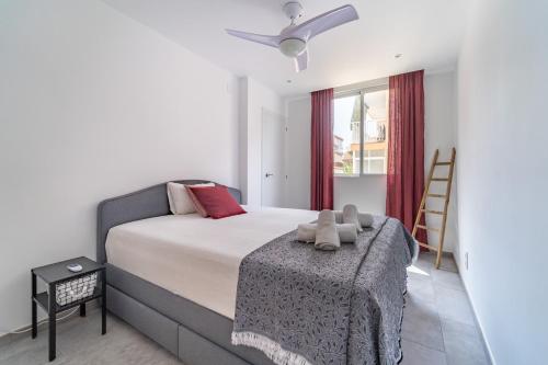 A bed or beds in a room at Myflats Premium Santa Pola
