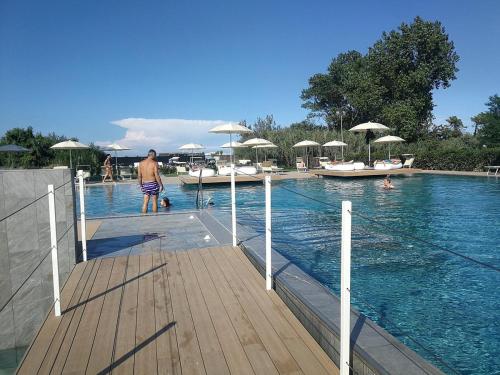 Bazén v ubytování HOLIDAY HOME ALBARELLA ISLAND nebo v jeho okolí
