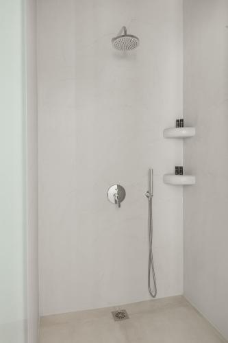 Ένα μπάνιο στο Oyster Luxury Suites