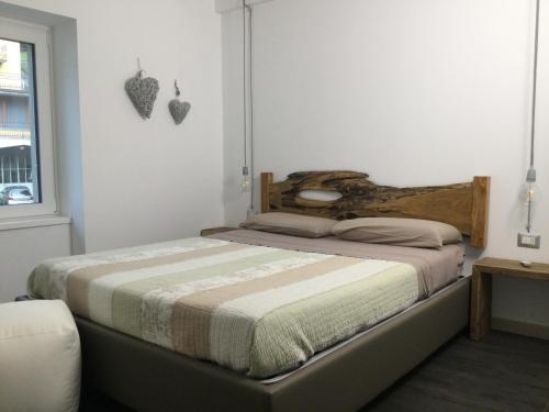 um quarto com uma cama e uma janela em Casa vacanza 1 em Serina