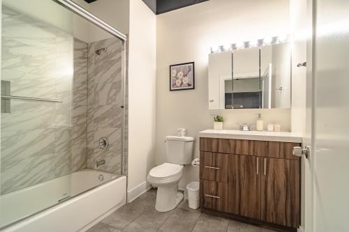 Et badeværelse på McCormick Place spacious 3br-2ba designer suite with optional parking for 8 guests