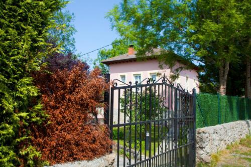 une porte noire devant une petite maison dans l'établissement Villa Mercedes, à Piloña