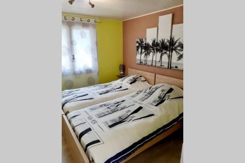 une chambre avec deux lits et une fenêtre dans l'établissement Gîte de campagne, à Rosureux