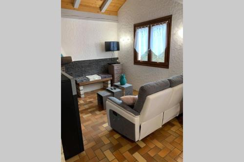 un salon avec un canapé et une table dans l'établissement Gîte de campagne, à Rosureux