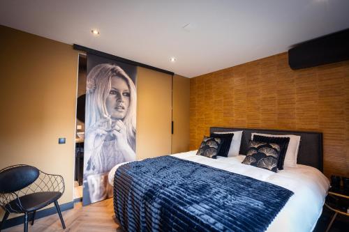 a bedroom with a large poster of a woman at B&B Bardot in Purmerend