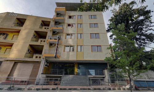 Un grand bâtiment avec des escaliers en face de celui-ci dans l'établissement Itsy By Treebo - Palm Emirates, à Bangalore