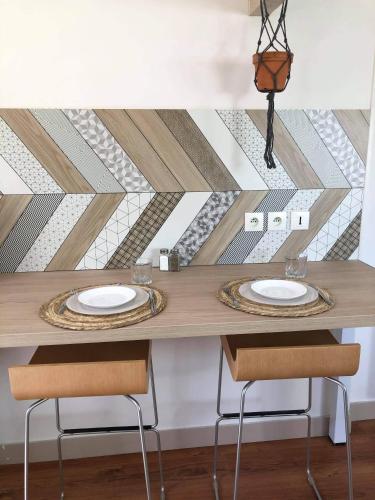 une table en bois avec deux miroirs et deux chaises dans l'établissement Le Perchoir Dieppois, à Dieppe