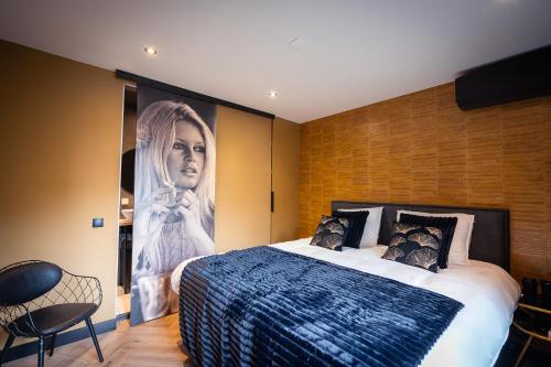 1 dormitorio con un gran cartel de mujer en B&B Bardot en Purmerend