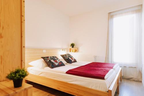 Tempat tidur dalam kamar di Standard Apartments Terme Sveti Martin