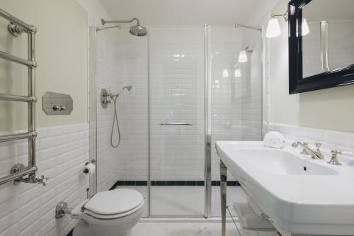 Ένα μπάνιο στο Gregorini Bingham Art Luxury Suites