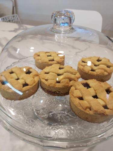 cuatro galletas en un plato de vidrio sobre una bandeja de vidrio en Villa Rosa Cilento, en Caprioli