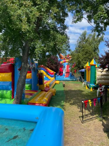 科沃布热格ARKA APARTAMENT DELUXE 723b的拥有许多丰富多彩的游戏结构的游戏公园