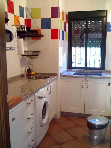 a kitchen with a sink and a washing machine at La Mina Rural Casas con encanto in La Isabel