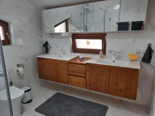 A bathroom at Mountain Villa near Bansko
