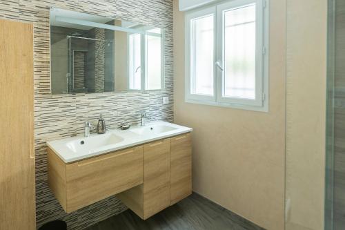 La salle de bains est pourvue d'un lavabo et d'un miroir. dans l'établissement Cannarozzo, à Sausset-les-Pins