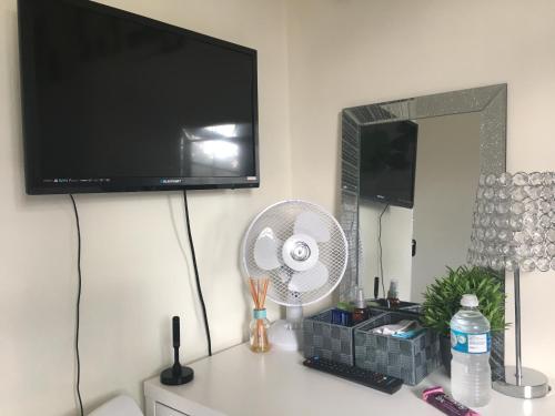 Jen's Friendly Placeにあるテレビまたはエンターテインメントセンター