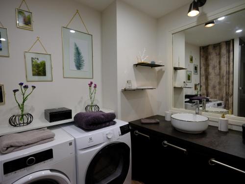 Ένα μπάνιο στο Le Floreal, great quiet appt in very town center