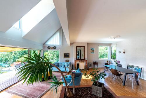 un salon avec une grande fenêtre et une table dans l'établissement Kereol, à Clohars-Carnoët