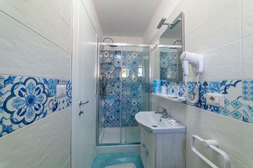 uma casa de banho com um chuveiro e um lavatório. em Albergo Le Querce em Ponza