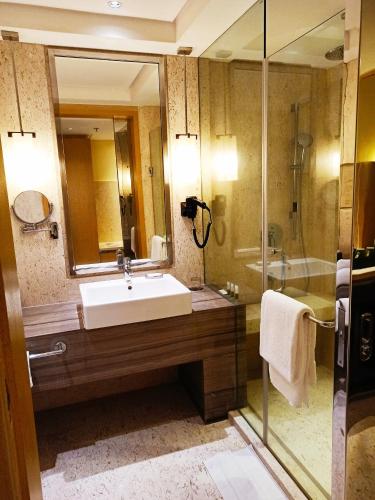 Ένα μπάνιο στο Courtyard by Marriott Bilaspur