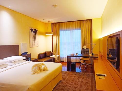 Ένα ή περισσότερα κρεβάτια σε δωμάτιο στο Courtyard by Marriott Bilaspur