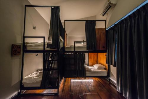 バンコクにある4SHARE Hostelのウッドフロアのドミトリールームの二段ベッド2台分です。
