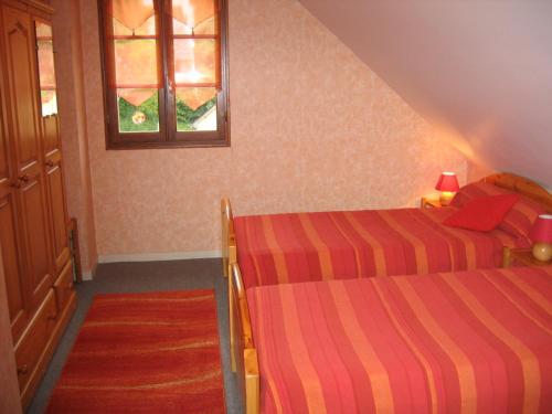 a bedroom with two beds and a window at Grand gite à la montagne Lescun 64, Vallée d'Aspe ,loué du samedi au samedi in Lescun